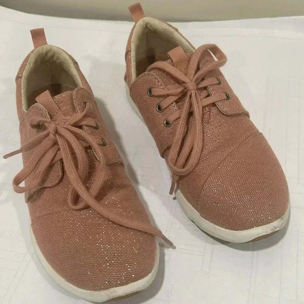 Toms - Picture 2 of 7